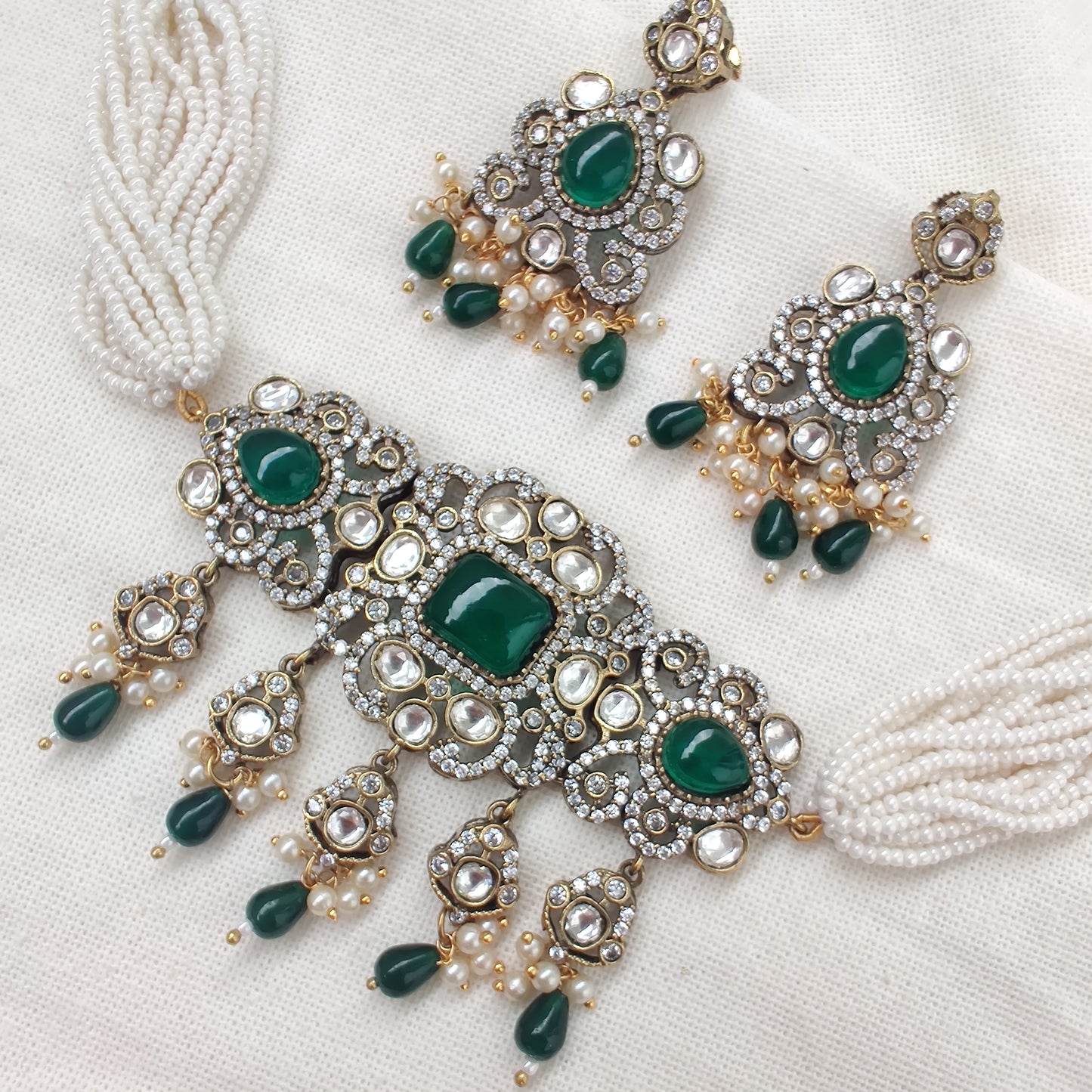Emerald Choker in Victorian Polish