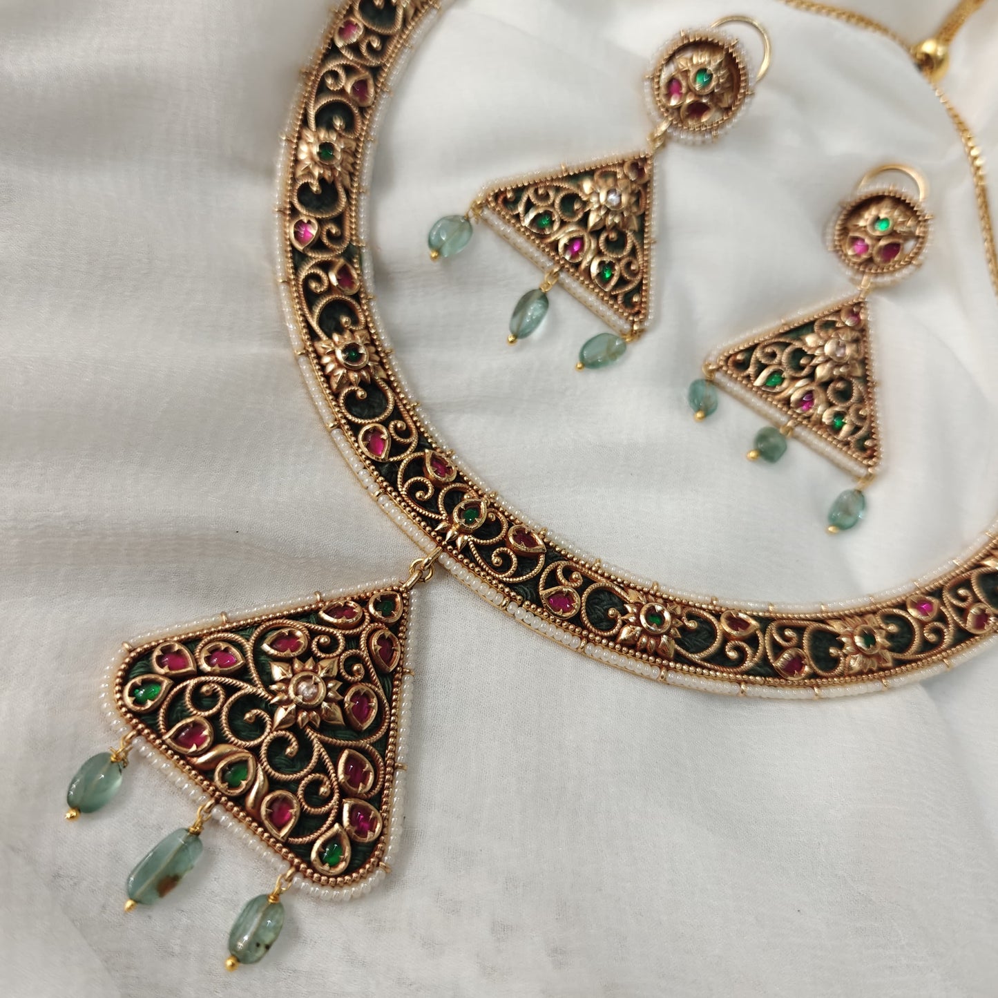 Gorgeous Handcrafted Hansli Necklace Set