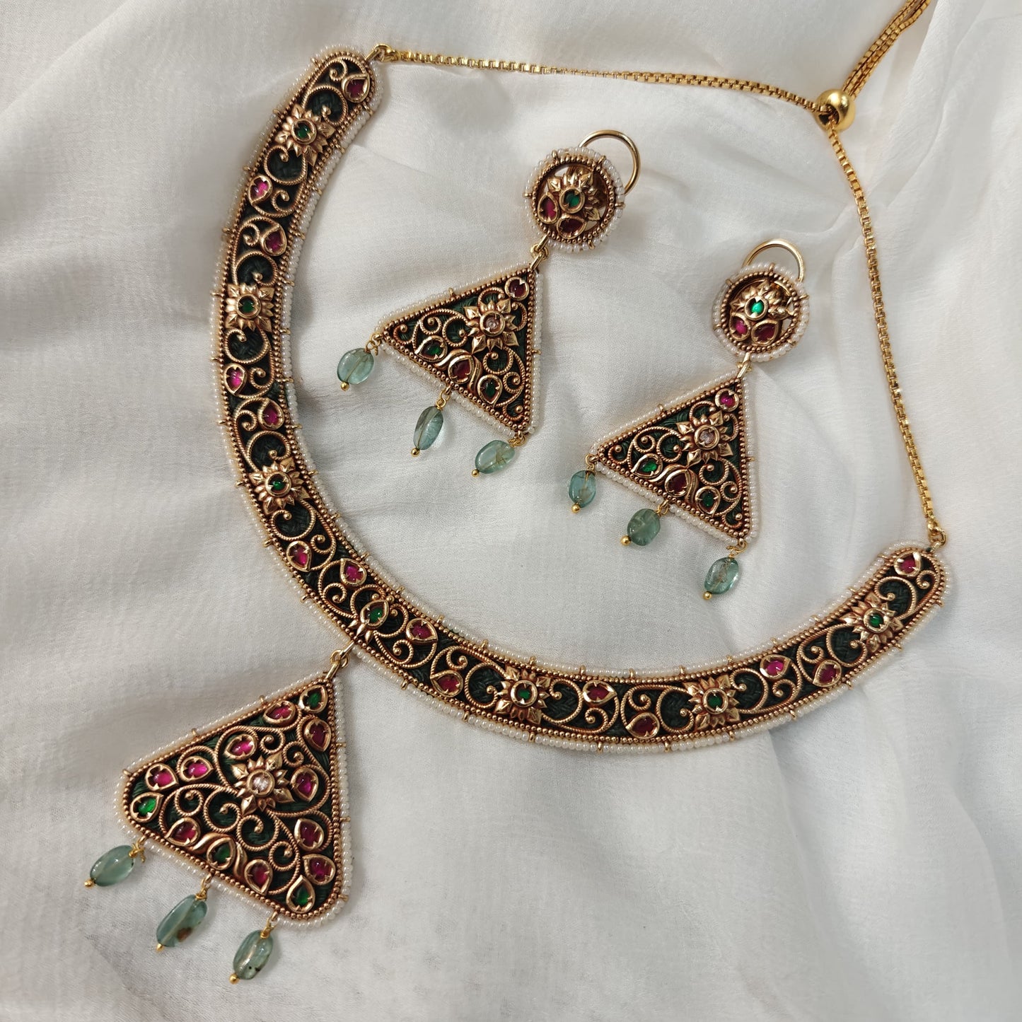 Gorgeous Handcrafted Hansli Necklace Set