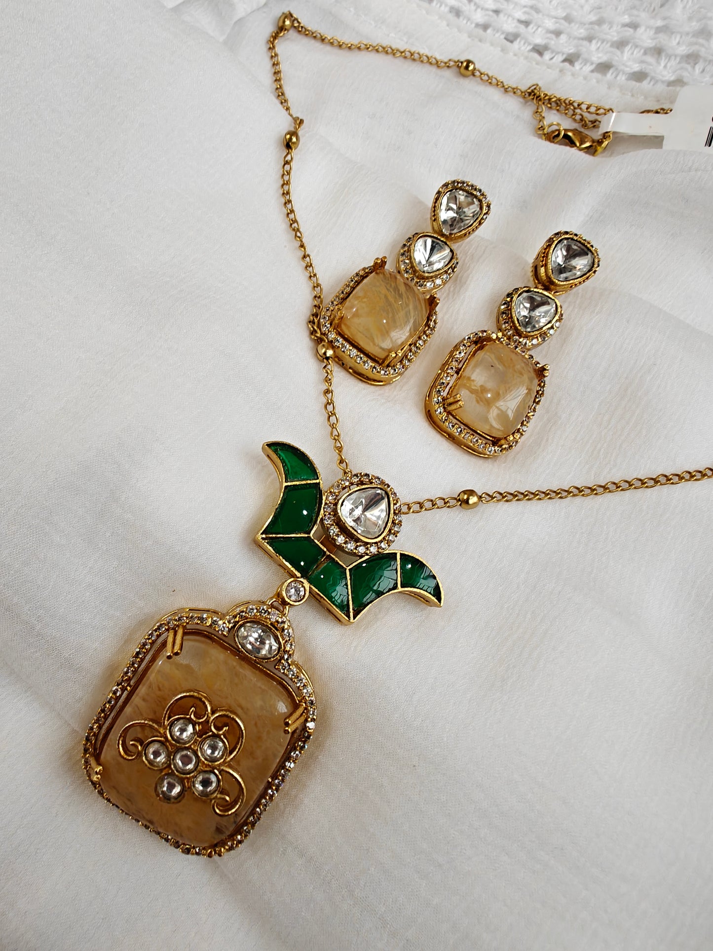 Emerald Studded Pendant Set