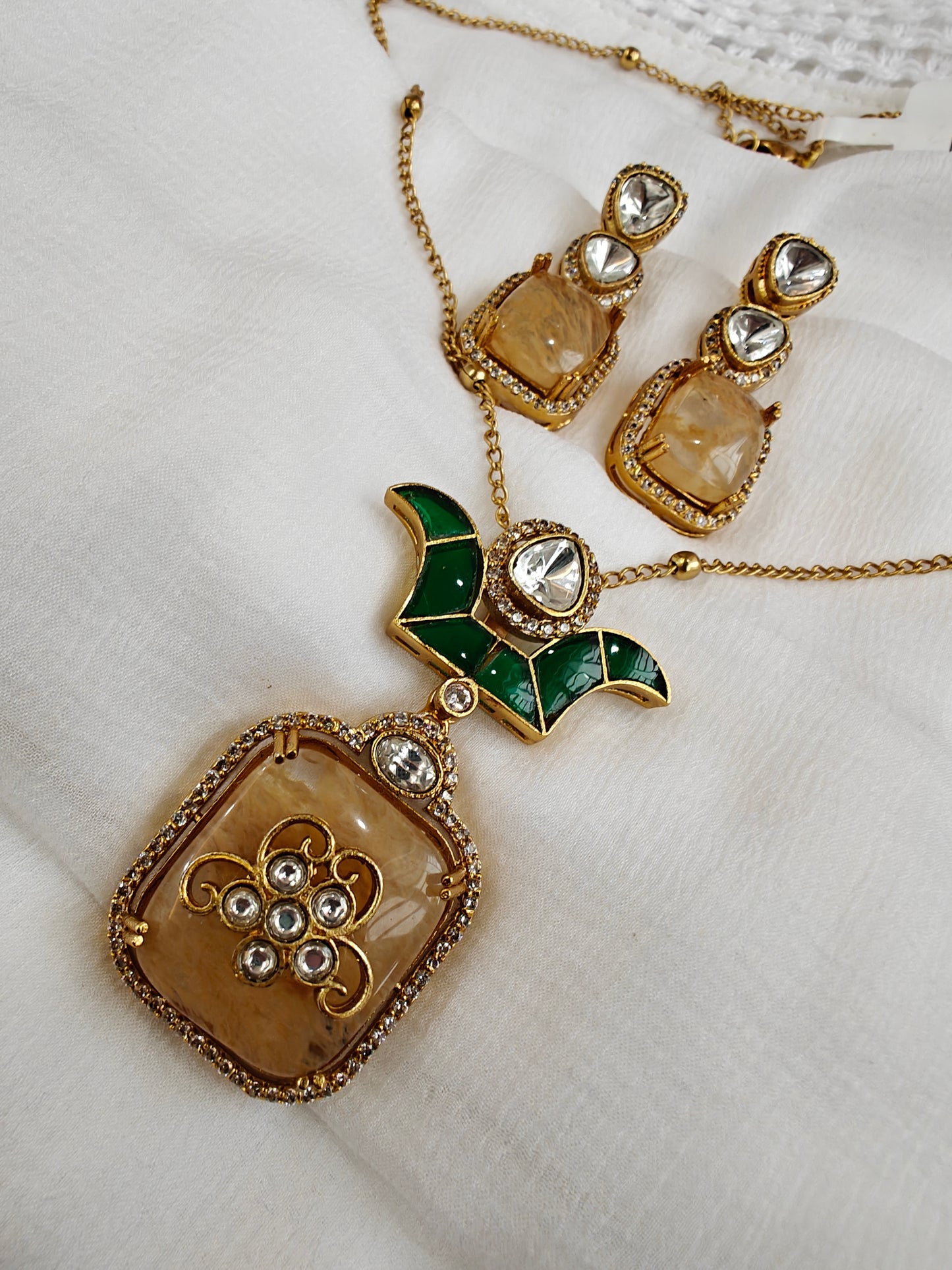 Emerald Studded Pendant Set