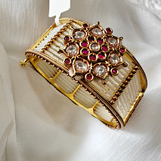 Broad Pearl Bracelet Studded with Kemp Stones