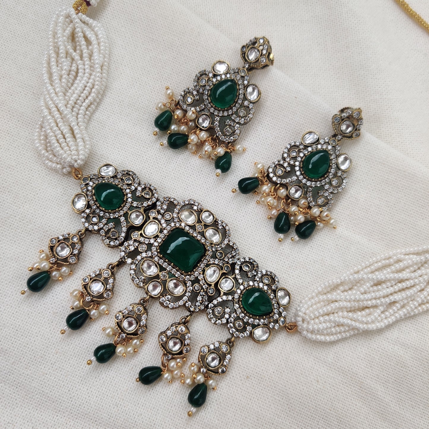 Emerald Choker in Victorian Polish