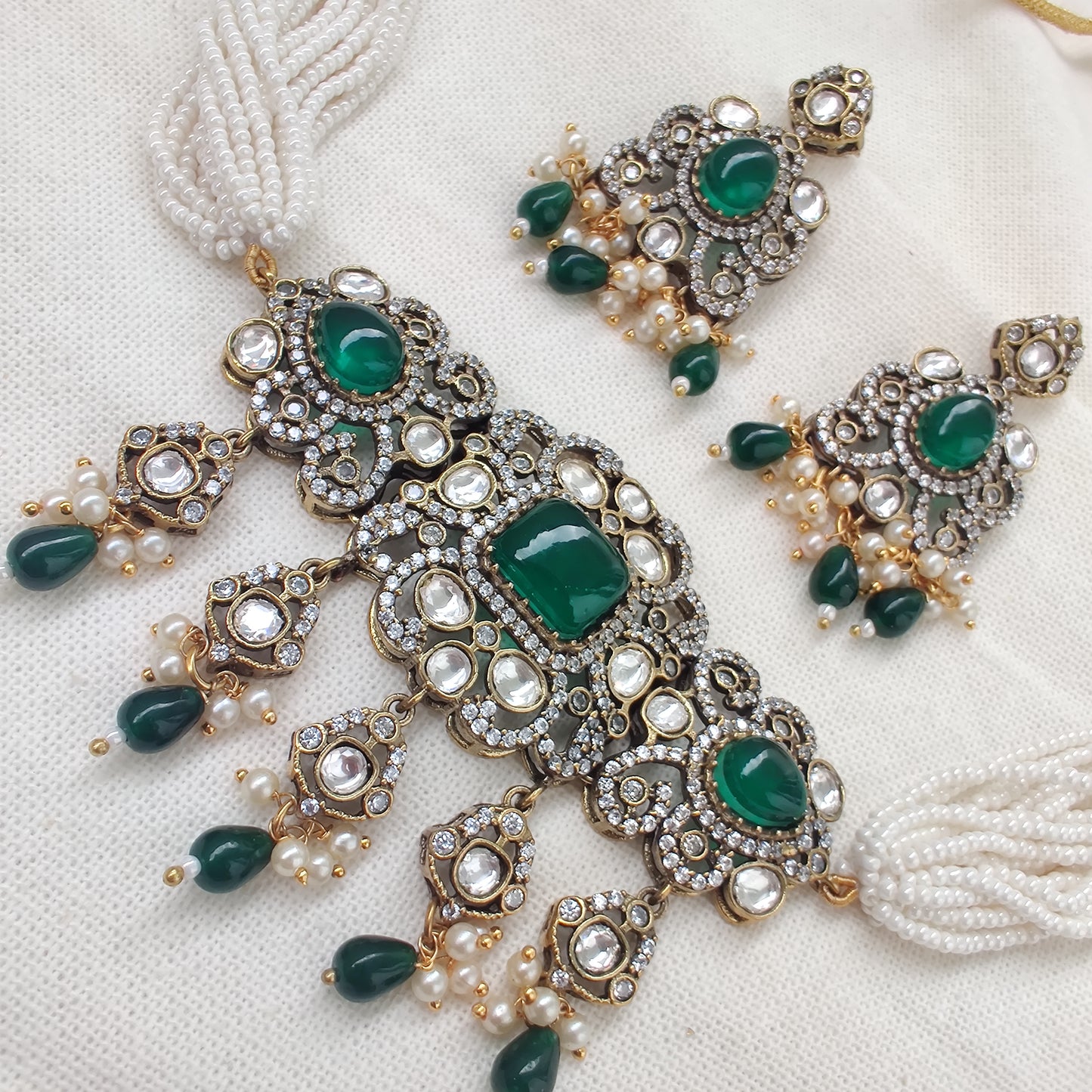 Emerald Choker in Victorian Polish