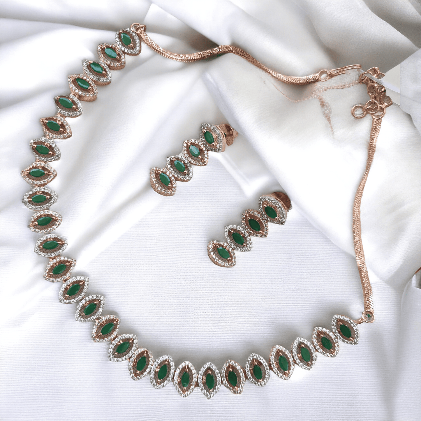 diamond look coloured neckpiece